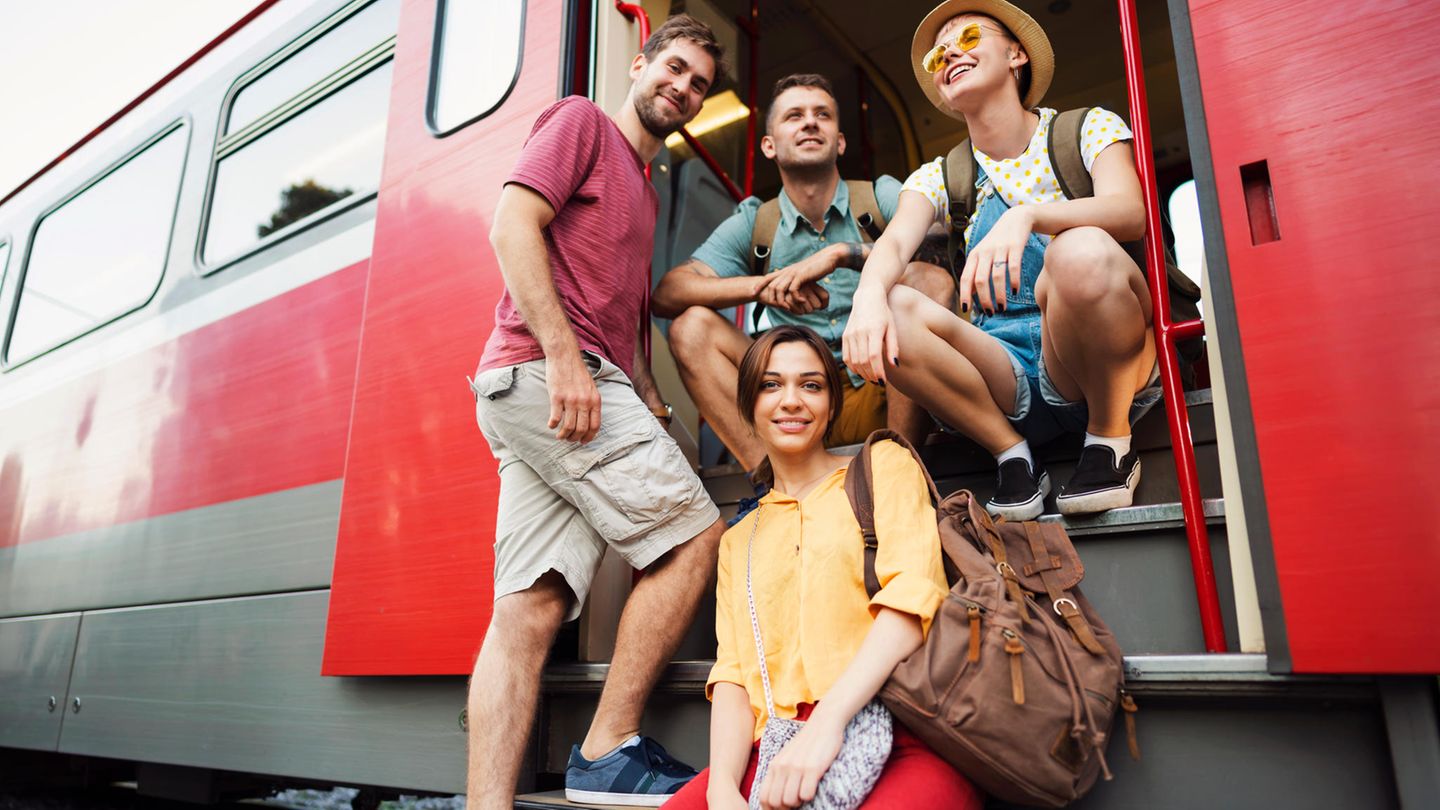 Jugendliche in einem Zug