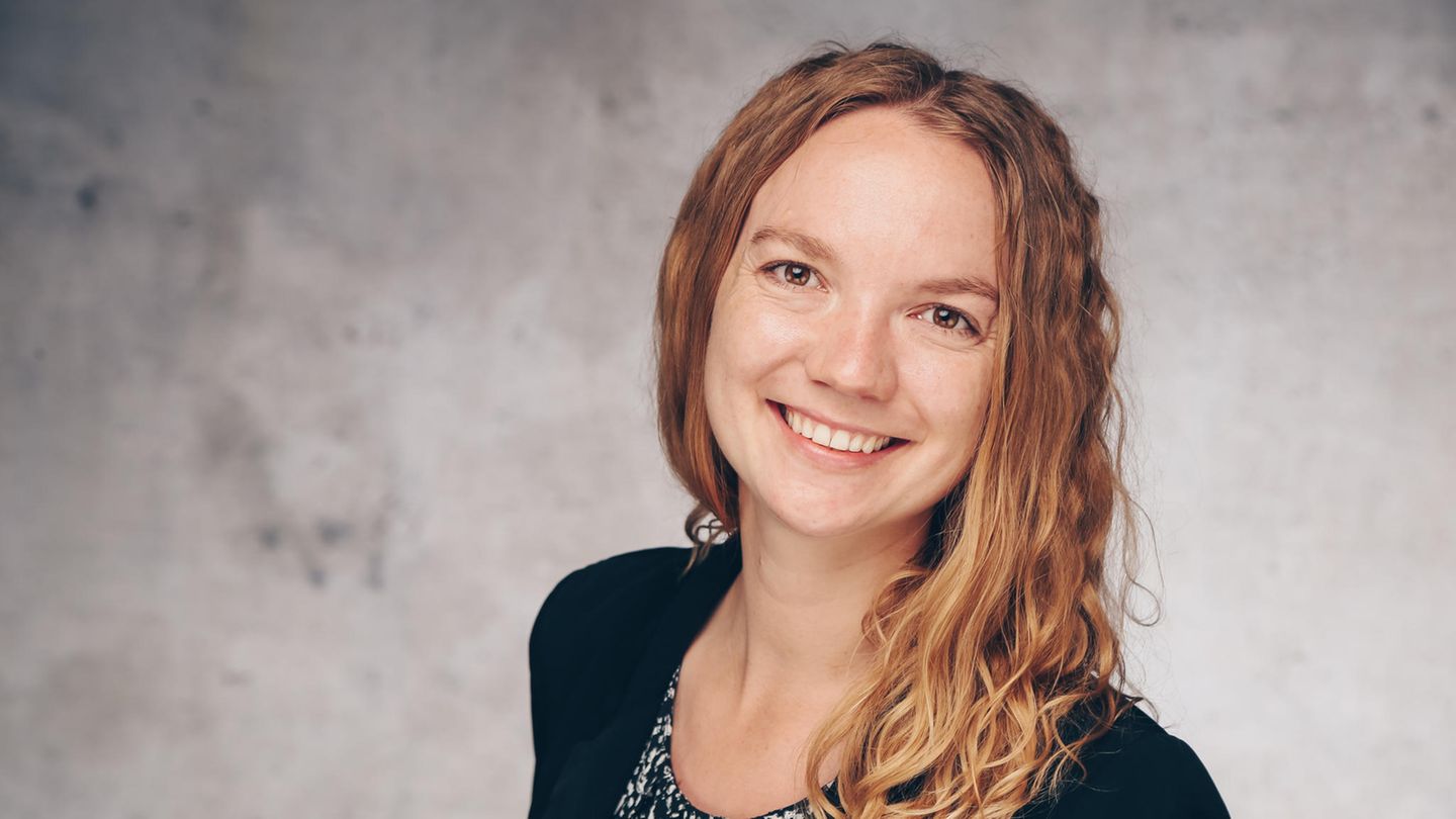 Suchttherapie: Stefanie Bötsch arbeitet in der stationären medizinischen Rehabilitation für Menschen mit Abhängigkeitserkrankungen, sowie in der Suchtberatung. Sie ist außerdem Gastgeberin des Podcasts "Psychoaktiv“, in dem sie über psychoaktive Substanzen, Sucht und drogenpolitischen Themen aufklärt.