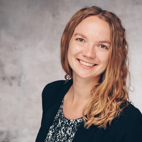 Suchttherapie: Stefanie Bötsch arbeitet in der stationären medizinischen Rehabilitation für Menschen mit Abhängigkeitserkrankungen, sowie in der Suchtberatung. Sie ist außerdem Gastgeberin des Podcasts "Psychoaktiv“, in dem sie über psychoaktive Substanzen, Sucht und drogenpolitischen Themen aufklärt.