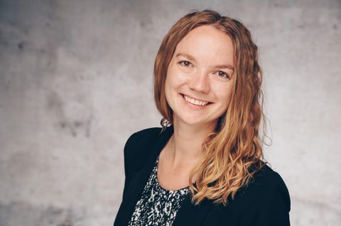 Suchttherapie: Stefanie Bötsch arbeitet in der stationären medizinischen Rehabilitation für Menschen mit Abhängigkeitserkrankungen, sowie in der Suchtberatung. Sie ist außerdem Gastgeberin des Podcasts "Psychoaktiv“, in dem sie über psychoaktive Substanzen, Sucht und drogenpolitischen Themen aufklärt.