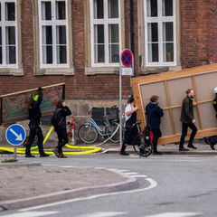 Passanten und Einsatzkräfte retten wertvolle Kunstschätze aus der brennenden historischen Börse von Kopenhagen