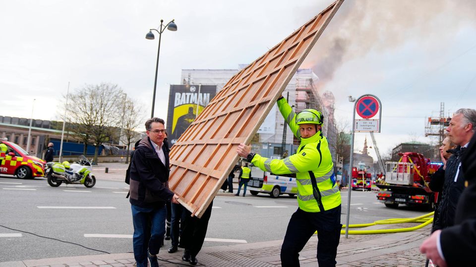 Brian Mikkelsen (l.) packt selbst mit an