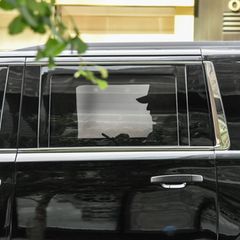 Donald Trump blickt auf dem Rücksitz seines Wagens aufs Handy. Egal, ob er im Trump-Tower weilt oder im Gerichtssaal: Die Dauerbeschallung der Amerikaner mit Wahlkampfparolen beherrscht der Ex-Präsident wie kein anderer