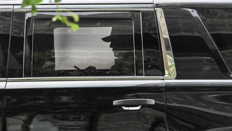 Donald Trump blickt auf dem Rücksitz seines Wagens aufs Handy. Egal, ob er im Trump-Tower weilt oder im Gerichtssaal: Die Dauerbeschallung der Amerikaner mit Wahlkampfparolen beherrscht der Ex-Präsident wie kein anderer
