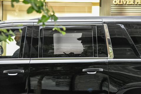 Donald Trump blickt auf dem Rücksitz seines Wagens aufs Handy. Egal, ob er im Trump-Tower weilt oder im Gerichtssaal: Die Dauerbeschallung der Amerikaner mit Wahlkampfparolen beherrscht der Ex-Präsident wie kein anderer