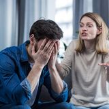 Der Konflikt  Mit dem Menschen zu streiten, den man am liebsten hat, das macht niemandem Spaß. Aber manchmal reagiert unser Körper extrem auf eine Auseinandersetzung. Wenn wir uns missverstanden und mit unseren Bedürfnissen nicht gesehen fühlen, aneinander vorbei reden und keine Lösung in Sicht ist, dann können schon mal die Nerven blank liegen – und zwar im wahrsten Sinne des Wortes: unser Herz schlägt schneller, die Brust verengt sich, der Kopf wird benebelt und unsere Gedanken und Gefühle spielen verrückt. Naja und dann überreagieren wir. Entweder mauern wir dann und schweigen oder wir sagen lauter unüberlegte Dinge.   Was wir falsch machen  Wir werden durch eine Handlung oder Aussage unseres Partners getriggert und rutschen dadurch in den Verteidigungsmodus. Statt besonnen damit umzugehen, handeln wir impulsiv und unüberlegt. Und sagen im Zweifel Dinge, die wir nicht so leicht wieder zurücknehmen können. In diesem Zustand gibt "es kein Zuhören mehr, kein Lernen, keine Fähigkeit, die tieferen Ursachen des Konflikts zu ergründen – nichts", schreibt Gottmann.  Warum wir so handeln  Ein Streit bedeutet Stress. Und wenn es zu einer Affektüberflutung kommt, dann schaltet in unserem Körper alles auf Verteidigung. In einem solchen Zustand ist es kaum möglich, rationale Entscheidungen zu treffen oder ein lösungsorientiertes und mitfühlendes Gespräch zu führen. Schließlich denkt unser Körper, wir werden gerade von einem Tiger angegriffen. Auch, wenn unser Partner vielleicht nur darum gebeten hat, dass wir den Müll endlich rausbringen.   Wie es besser geht  Es geht darum, nach einem "weichen Einstieg" auf dem richtigen Pfad des Streits zu bleiben. Dafür ist es in erster Linie, neben einem respektvollen Umgang, wichtig, eine sich ankündigende Überflutung zu erkennen – also auch im Streit auf seinen Körper zu achten. Sobald man merkt, dass die Stimmung kippt, kann man sich eine Pause erlauben und das auch mit dem Partner kommunizieren. Dafür kann man eine Auszeit von beispielsweise 30 Minuten ausmachen und danach das Gespräch fortsetzen. So kann jeder wieder in einen verhandlungsfähigen Zustand zurückkommen. 