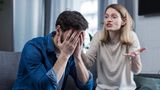 Der Konflikt  Mit dem Menschen zu streiten, den man am liebsten hat, das macht niemandem Spaß. Aber manchmal reagiert unser Körper extrem auf eine Auseinandersetzung. Wenn wir uns missverstanden und mit unseren Bedürfnissen nicht gesehen fühlen, aneinander vorbei reden und keine Lösung in Sicht ist, dann können schon mal die Nerven blank liegen – und zwar im wahrsten Sinne des Wortes: unser Herz schlägt schneller, die Brust verengt sich, der Kopf wird benebelt und unsere Gedanken und Gefühle spielen verrückt. Naja und dann überreagieren wir. Entweder mauern wir dann und schweigen oder wir sagen lauter unüberlegte Dinge.   Was wir falsch machen  Wir werden durch eine Handlung oder Aussage unseres Partners getriggert und rutschen dadurch in den Verteidigungsmodus. Statt besonnen damit umzugehen, handeln wir impulsiv und unüberlegt. Und sagen im Zweifel Dinge, die wir nicht so leicht wieder zurücknehmen können. In diesem Zustand gibt "es kein Zuhören mehr, kein Lernen, keine Fähigkeit, die tieferen Ursachen des Konflikts zu ergründen – nichts", schreibt Gottmann.  Warum wir so handeln  Ein Streit bedeutet Stress. Und wenn es zu einer Affektüberflutung kommt, dann schaltet in unserem Körper alles auf Verteidigung. In einem solchen Zustand ist es kaum möglich, rationale Entscheidungen zu treffen oder ein lösungsorientiertes und mitfühlendes Gespräch zu führen. Schließlich denkt unser Körper, wir werden gerade von einem Tiger angegriffen. Auch, wenn unser Partner vielleicht nur darum gebeten hat, dass wir den Müll endlich rausbringen.   Wie es besser geht  Es geht darum, nach einem "weichen Einstieg" auf dem richtigen Pfad des Streits zu bleiben. Dafür ist es in erster Linie, neben einem respektvollen Umgang, wichtig, eine sich ankündigende Überflutung zu erkennen – also auch im Streit auf seinen Körper zu achten. Sobald man merkt, dass die Stimmung kippt, kann man sich eine Pause erlauben und das auch mit dem Partner kommunizieren. Dafür kann man eine Auszeit von beispielsweise 30 Minuten ausmachen und danach das Gespräch fortsetzen. So kann jeder wieder in einen verhandlungsfähigen Zustand zurückkommen. 
