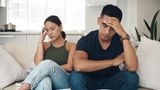 Der Konflikt  Wir sind alle nur Menschen. Entsprechend verläuft der ein oder andere Streit trotz Respekt und Liebe alles andere als gut. Dann werfen wir uns verletzende Dinge an den Kopf. Manchmal wirkt ein solcher Streit nach – auch noch nach der eigentlichen Versöhnung. Dann kann eine regelrechte Kluft in der Beziehung entstehen.   Was wir falsch machen  Statt lösungsorientiert über den Streit und die Gefühle diesbezüglich zu sprechen, rutschen wir bei jeder Gelegenheit emotional wieder rein und führen ihn immer wieder fort. So entsteht irgendwann eine Mauer, die kaum noch überwindbar ist, weil die unverarbeitete Erinnerung sich in unserem Gehirn immer mehr verzerrt – und zwar in die durch negative Gefühle geprägte Richtung.   Warum wir so handeln  Weil wir oft nicht gelernt haben, wie man im Nachhinein mit verletzenden Auseinandersetzungen umgeht, versuchen wir sie einfach zu verdrängen, den Vorfall abzuhaken. Ohne das Ganze richtig zu verarbeiten. Dadurch bleibt die Wunde, die immer wieder aufreißt und sich mit jedem Mal tiefer anfühlt.  Wie es besser geht  Einen Streit, vor allem einen sehr verletzenden, zu verarbeiten, ist nicht so einfach. Es geht dabei vor allem darum, zu akzeptieren, dass jeder von uns eine eigene Wahrnehmung hat. Es ist also völlig normal, dass unser Partner den Streit anders erlebt hat als wir. Es geht also nicht darum, wer bei dem Streit recht hatte. Vielmehr ist es laut Gottmann relevant, dass beide Partner die eigene Wahrnehmung kommunizieren. Damit laden wir den jeweils anderen in unsere subjektive Wirklichkeit ein. Dabei können wir gemeinsam herausfinden, welche Trigger angesprochen wurden und wie der Streit eskalieren konnte. Erst dann gilt es, sich aufrichtig zu entschuldigen. 