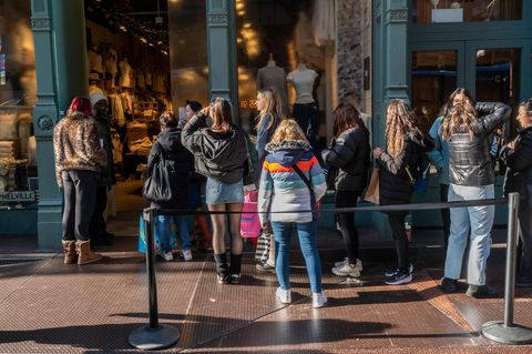 Teenager stehen Schlange vor einem Geschäft von Brandy Melville