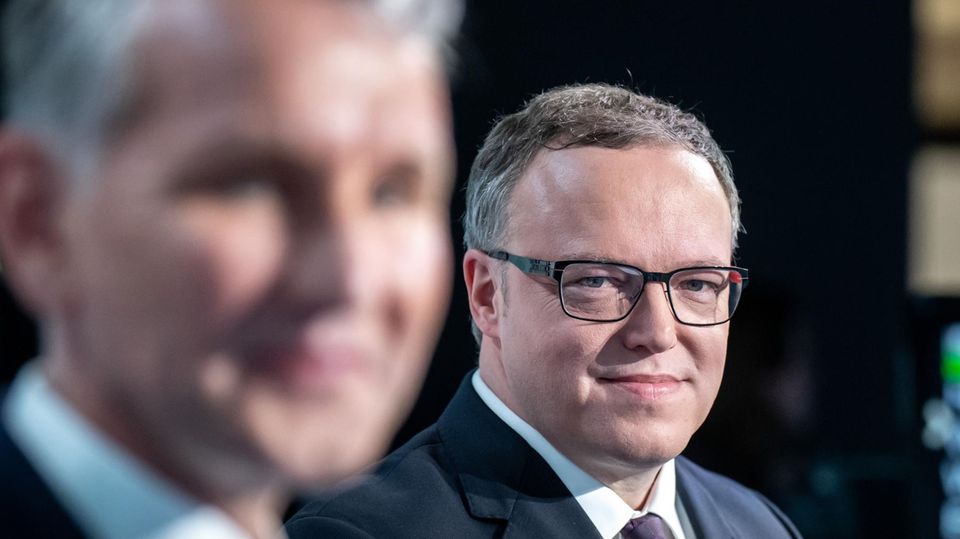 Der Thüringer CDU-Landesvorsitzende Mario Voigt (rechts) mit seinem AfD-Kontrahenten Björn Höcke während des Fernsehduell auf Welt TV am 11. April.