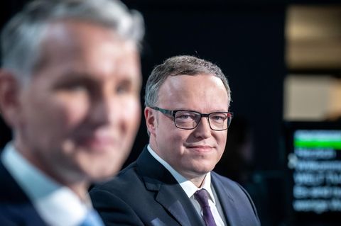 Der Thüringer CDU-Landesvorsitzende Mario Voigt (rechts) mit seinem AfD-Kontrahenten Björn Höcke während des Fernsehduell auf Welt TV am 11. April.