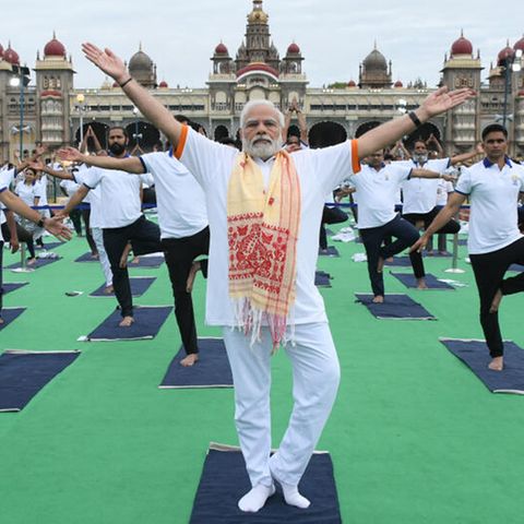 Indiens Premierminister Narendra Modi macht zusammen mit weiteren Indern Yoga