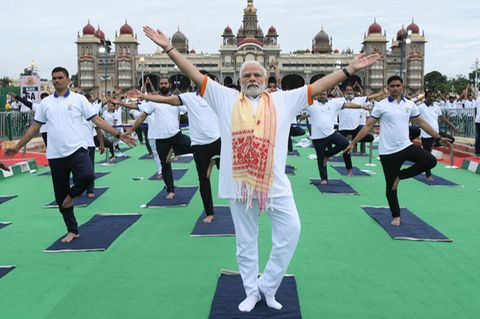 Indiens Premierminister Narendra Modi macht zusammen mit weiteren Indern Yoga