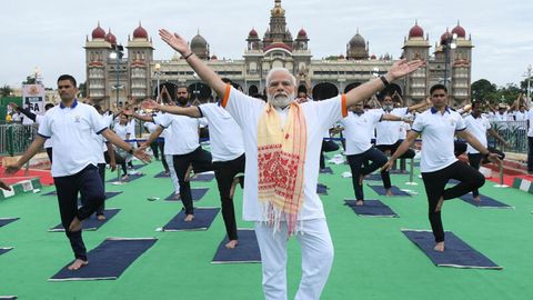 Indiens Premierminister Narendra Modi macht zusammen mit weiteren Indern Yoga
