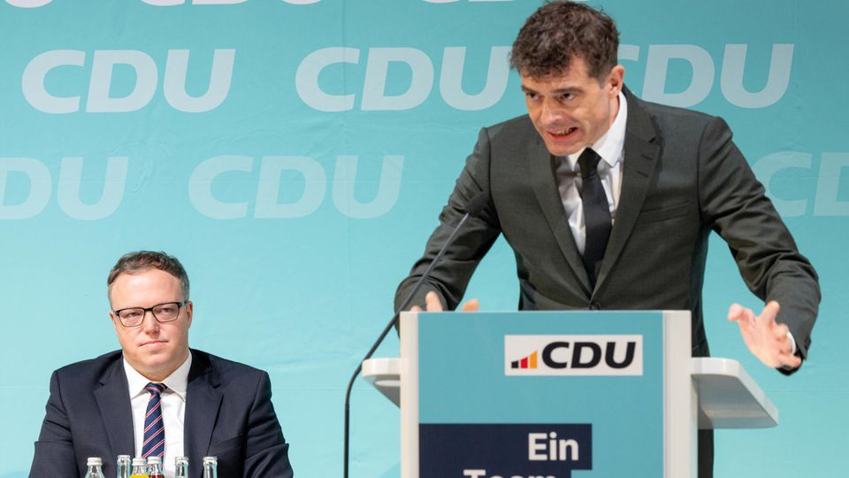 Der ehemalige Thüringer CDU-Landesvorsitzende Mike Mohring (rechts), der derzeit einzige gewählte Vertreter des Landesverbandes im Bundesvorstand, und sein Nachfolger Mario Voigt.