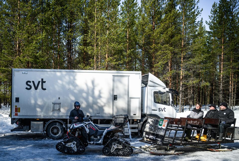 Ein LKW mit Filmequipment im Wald - die Filmcrew bereitet sich vor, die Kamerafallen aufzustellen.