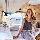 Marie sitzend in ihrem Van