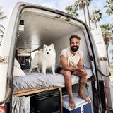 Karim mit seinem Hund sitzend im Van