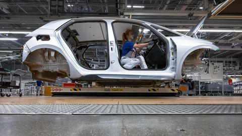 Ein Auto-Modell der neuen Generation des ID.3 wird im Werk von Volkswagen in Zwickau montiert