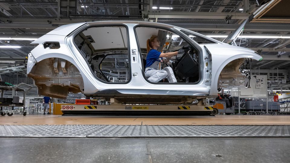 Im Volkswagenwerk Zwickau wird ein Automodell der neuen Generation des ID.3 montiert