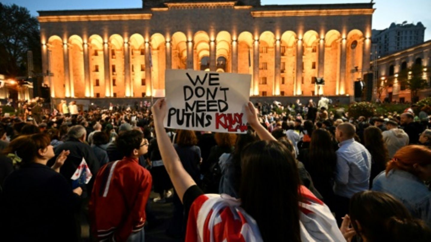 Georgiens Parlament billigt trotz Protesten in erster Lesung 