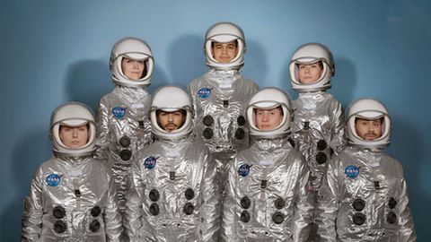 Kollage: Originalbild der sieben Astronauten des Mercury-Projekts kombiniert mit queeren Menschen des Projekts Out Astronaut