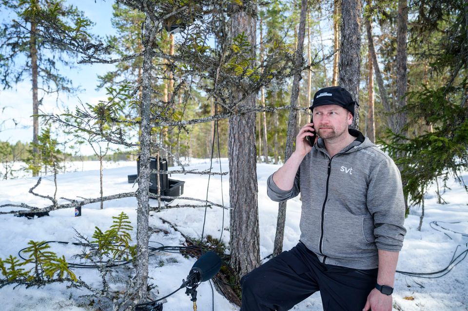 Stefan Edlund, Produzent des schwedischen Fernsehsenders SVT in Umeå, steht im verschneiten Wald und telefoniert. Stefan Edlund, Produzent des schwedischen Fernsehsenders SVT in Umeå, steht im verschneiten Wald und telefoniert.