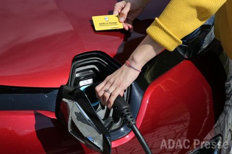 Tanken mit ADAC-Ladekarte: Viele schätzen die hohe Verfügbarkeit.