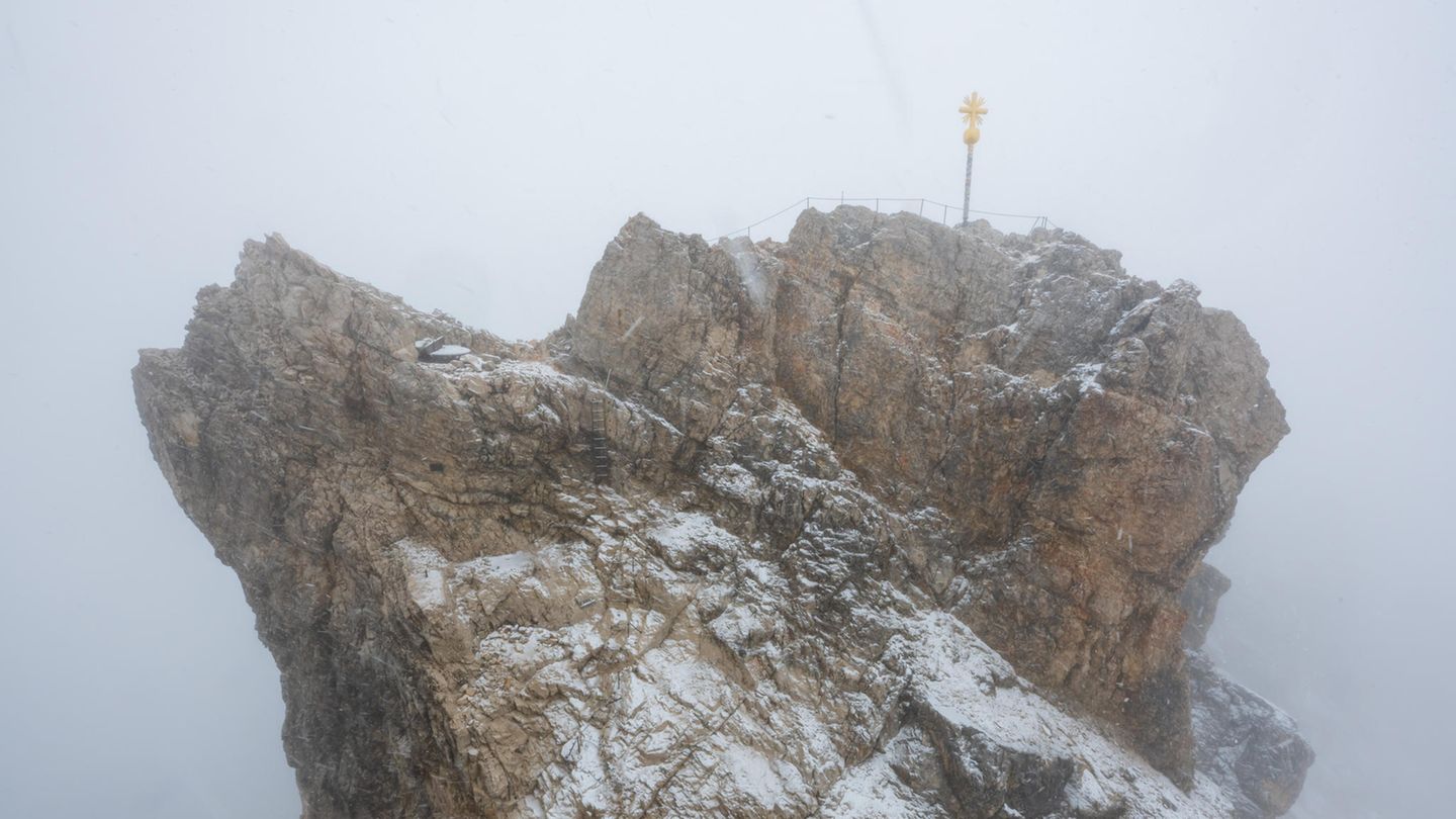 Garmisch-Partenkirchen: In Sneakern und Jogginghosen auf die Zugspitze: Bergwacht rettet zwei junge Männer