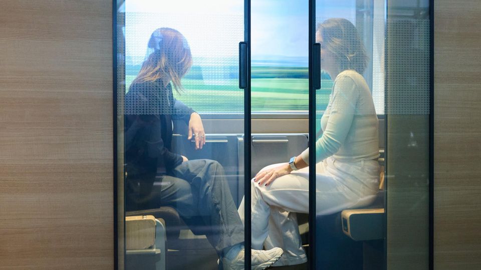 Zwei Frauen blicken aus einem Deutsche-Bahn-Modell der neuen Zugabteile