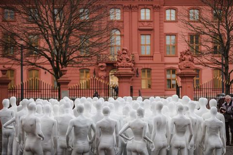 Für jeden Toten eine weiße Figur: Kunstwerk von Dennis Josef Meseg vor dem Landtag in Mainz