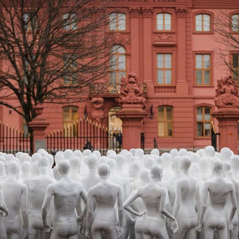 Für jeden Toten eine weiße Figur: Kunstwerk von Dennis Josef Meseg vor dem Landtag in Mainz