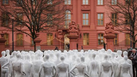 Für jeden Toten eine weiße Figur: Kunstwerk von Dennis Josef Meseg vor dem Landtag in Mainz
