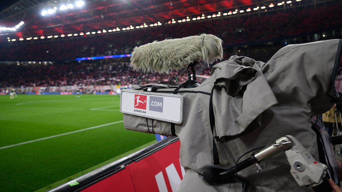 Fußball-Bundesliga: Streit mit DAZN: DFL stoppt Vergabe der TV-Rechte