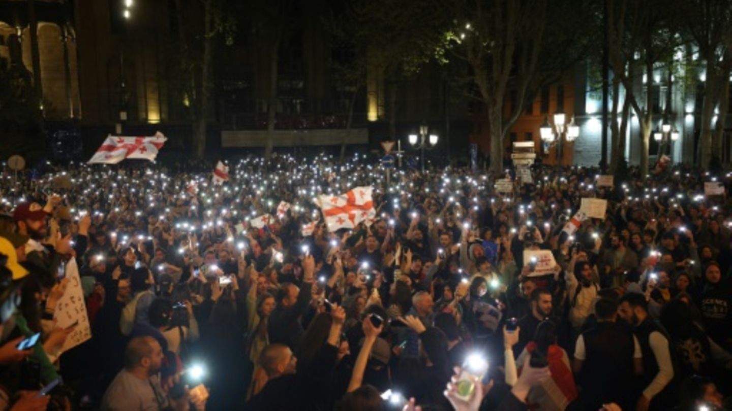 Zehntausende demonstrieren in Georgien gegen umstrittenes 