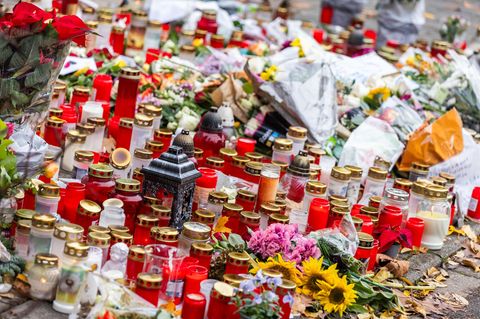 Offenburg: Kerzen und Blumen liegen vor dem Eingang der Waldbachschule