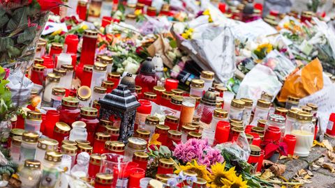Offenburg: Kerzen und Blumen liegen vor dem Eingang der Waldbachschule