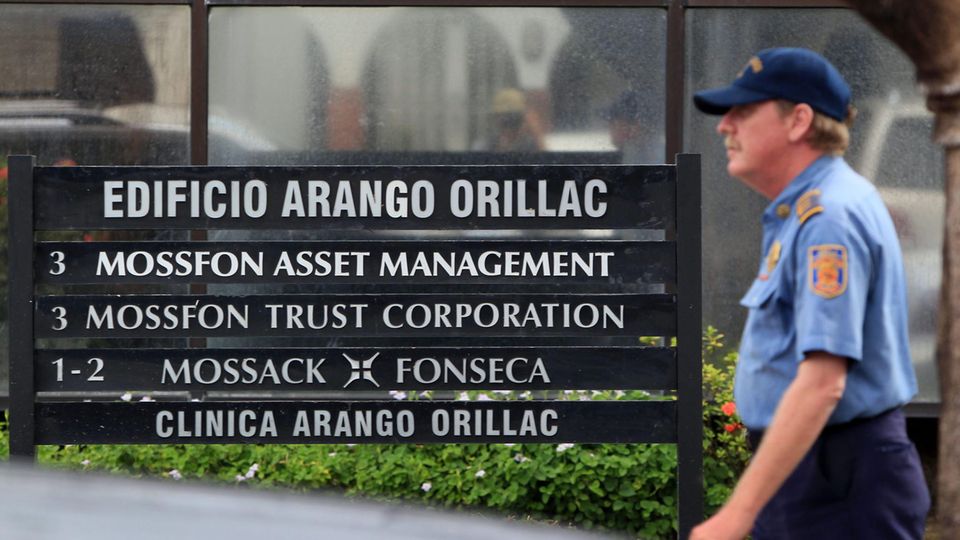 Ein Polizist steht neben dem Eingangsschild der Kanzlei Mossack Fonseca