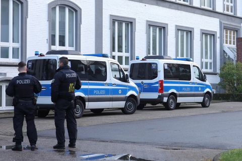 Polizisten stehen vor einem Gebäude in Solingen im Rahmen einer Razzia gegen Schleuserbanden