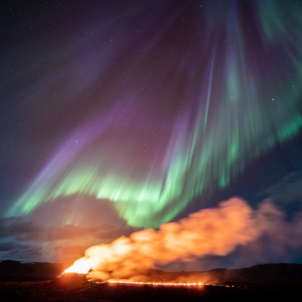 Grindavik, Island. Ausblicke wie diesen gibt es nur auf der Atlantikinsel zu bewundern: Nordlichter, die mit einem Vulkanausbruch um die Wette strahlen. Als Foto fehlt dem Schauspiel jedoch (oder zum Glück) eine kleine Note – der Geruch. Die Gase aus den Tiefen duften nämlich meist nach faulen Eiern.