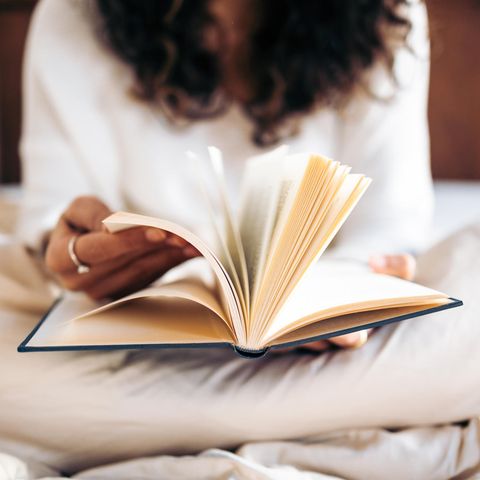 Martin Suter Bücher Reihenfolge: Eine Frau blättert durch ein Buch.