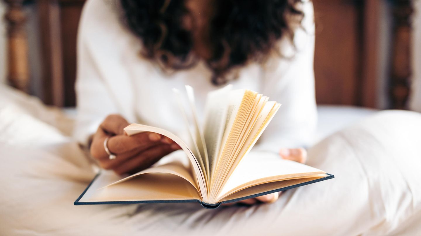 Martin Suter Bücher Reihenfolge: Eine Frau blättert durch ein Buch.