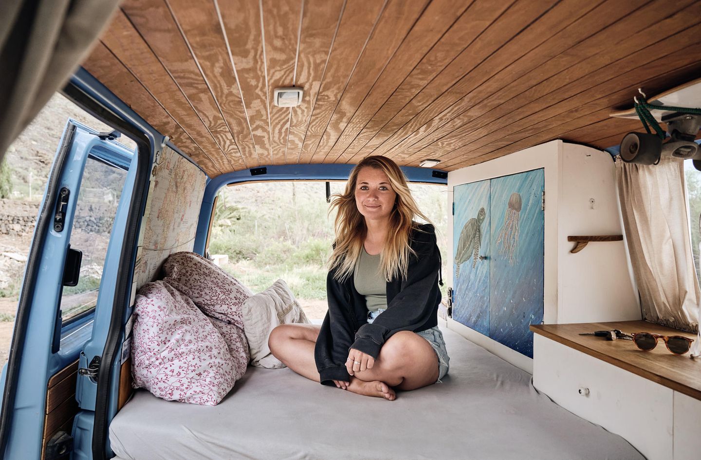 Luica sitzt in ihrem Van Luica sitzt in ihrem Van