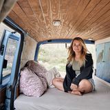 Luica sitzt in ihrem Van