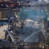 Die eingerüstete historische Börse einen Tag nach dem Brand