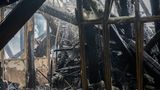 Löschwasser läuft an einer Holzkonstruktion in einem zerstörten Bereich der ehemaligen Börse herunter