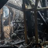 Löschwasser läuft an einer Holzkonstruktion in einem zerstörten Bereich der ehemaligen Börse herunter