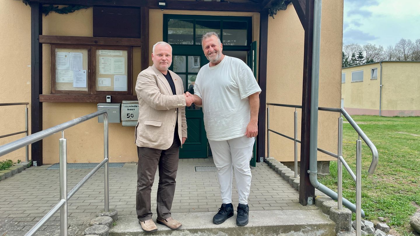 Issa Remmo Issa Remmo und Bürgermeister Enrico Malow schütteln sich die Hand