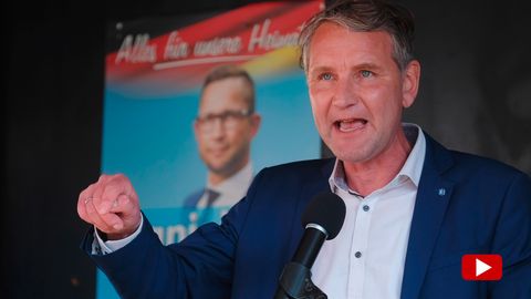 Björn Höcke spricht während einer Wahlkampfveranstaltung in Merseburg