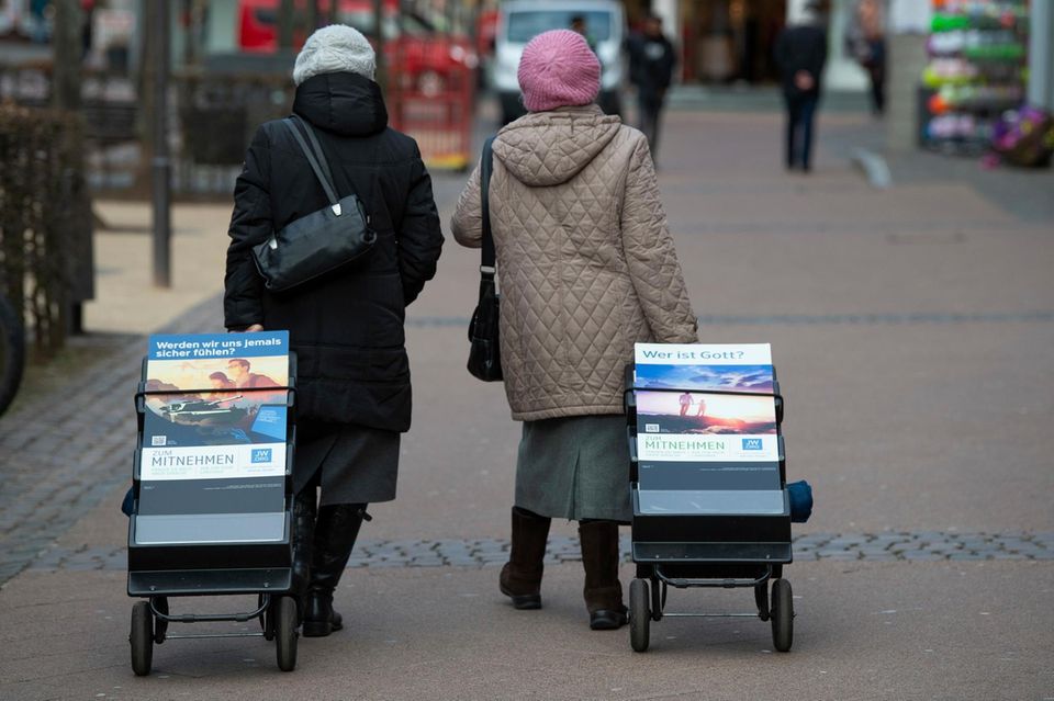 Was Sind Zeugen Jehovas Einfach Erklärt Zeugen Jehovas: Was macht die Religionsgemeinschaft aus den USA aus
